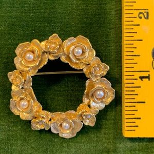 Circle brooch